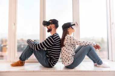 Sanal evren paylaşımı genç çekici çift