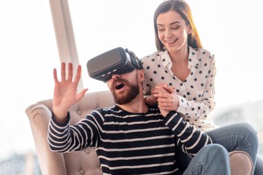 Hayret adam VR essaying kapılmış