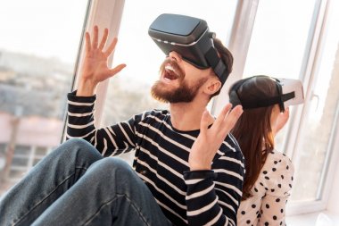 Yakışıklı adam VR içinde vagabonding kapılmış