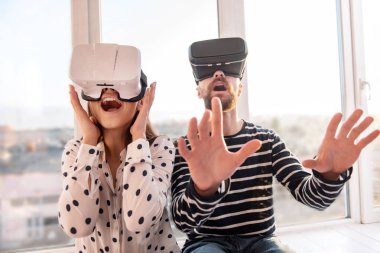 Neşeli neşeli çift VR dünyaya erişme