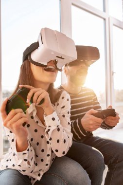 Güzel kadın VR oyun başlamadan şaşırttı
