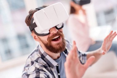 VR aygıt kullanan mutlu neşeli adam
