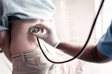 Hasta nefes alışını dinliyorum doktorun yakın çekim