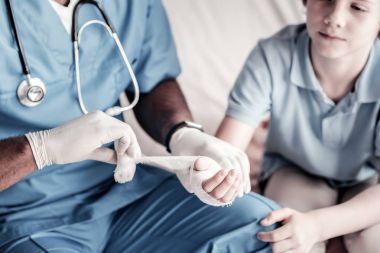 Doktor el genç çocuk bandaj yakın çekim