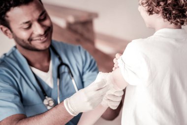 Neşeli doktor el çocuğun sarmak