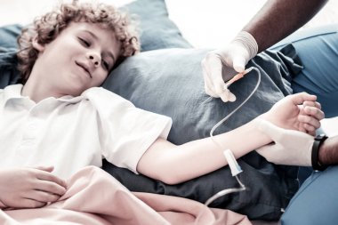 Zavallı hasta çocuk doktora damla ekleme arıyorsunuz