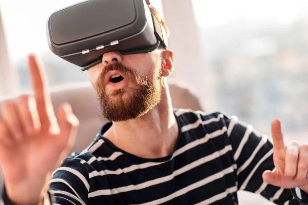 Förvånad nöjd man studerar Vr funktionalitet — Stockfoto