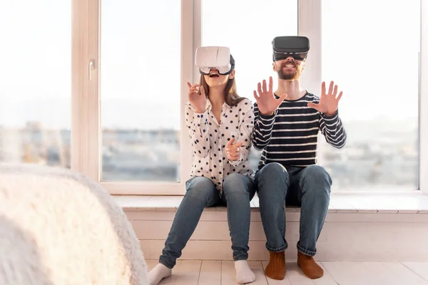 Солодка любляча пара веслує в VR — стокове фото