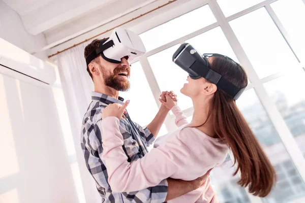 Dulce pareja amorosa girando en VR — Foto de Stock