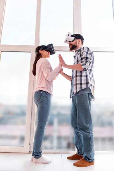 Entzückendes Paar lernt, in vr zu tanzen — Stockfoto