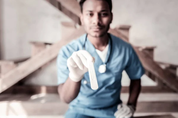 Médecin utilisant un bâton en bois pour vérifier la gorge — Photo