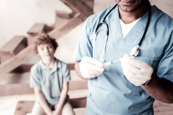 Male doctor preparing for vaccination — Stock Photo, Image