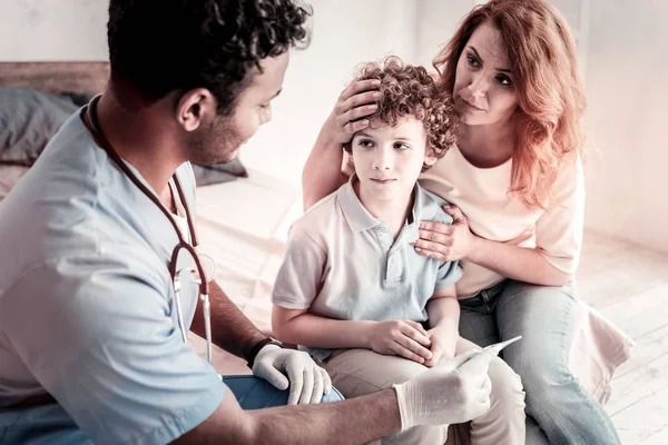 Madre spaventata ascoltando il medico fare diagnosi — Foto Stock