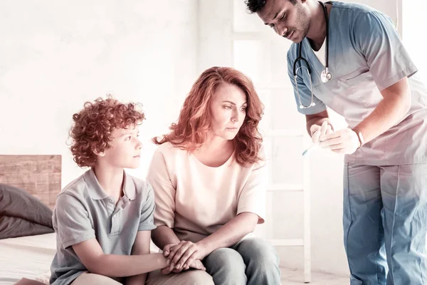 Liefdevolle moeder zorgen te maken over haar zieke zoon — Stockfoto