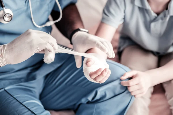 Regard élargi sur le bras de bandage du médecin — Photo