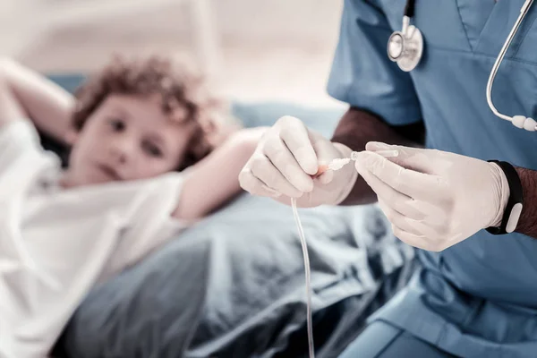 Close-up de médico ajuste gotejamento antes da inserção — Fotografia de Stock