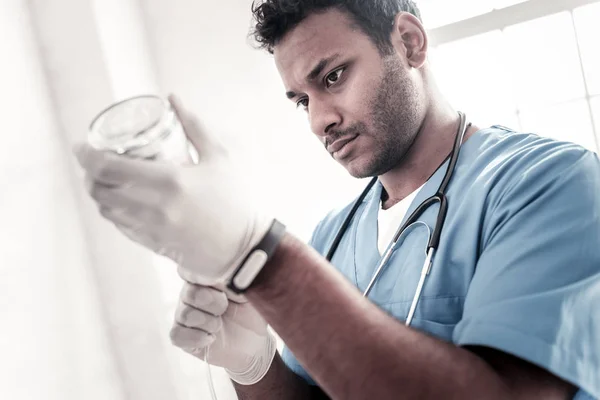 Médico enfocado ajustando goteo en el hospital — Foto de Stock