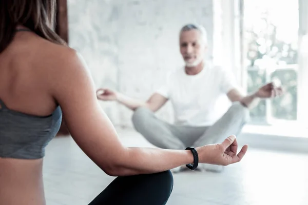 Senior lächelt beim Meditieren während Yoga-Kurs — Stockfoto