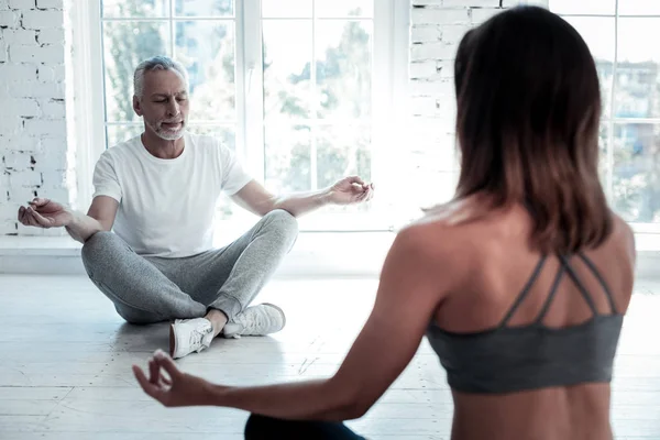 Entspannter Rentner genießt Yoga-Kurs — Stockfoto