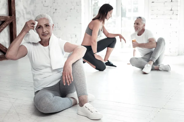 Joyful pensionerad lady leende under träningspasset — Stockfoto