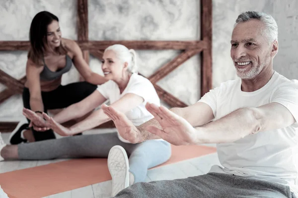 Pensionärer som njuter av idrott session på fitness club — Stockfoto
