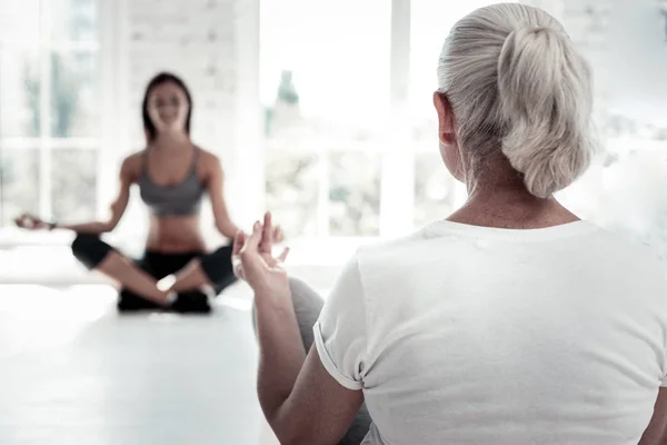 Seniorin besucht Yoga-Studio und meditiert — Stockfoto