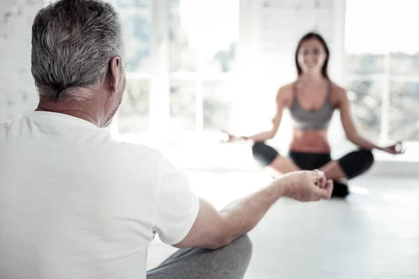 Starší muž přemýšlí během cvičení jógy — Stock fotografie