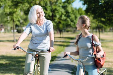 Neşeli yaşlı kadın torunu arıyor