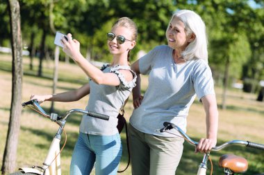 Bir selfie alarak neşeli pozitif kız
