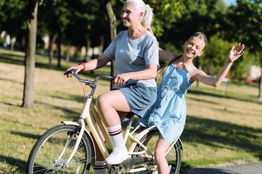 Güzel genç kız mutlu hissediyor