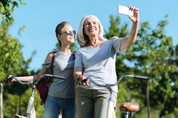 Ältere Frau macht ein Selfie — Stockfoto