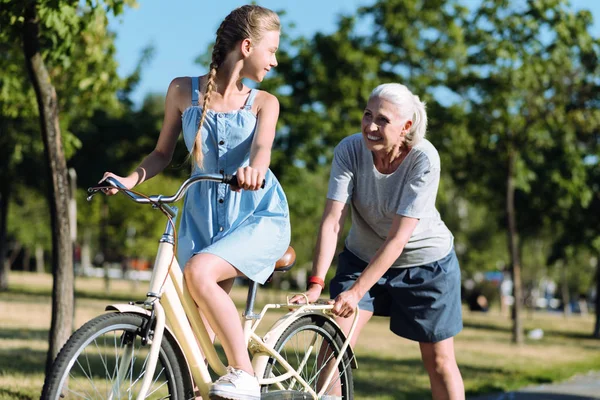 自転車を押して楽しい幸せな女 — ストック写真