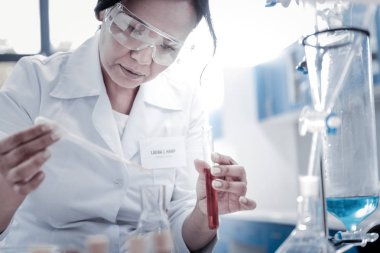Kadın bilim laboratuvar sıvı karıştırma odaklı