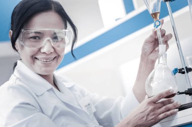 Dökme sıvı şişesi gülümseyerek mutlu kadın araştırmacı