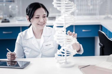 Pozitif fikirli bilim adamı DNA modeli laboratuarda incelenmesi