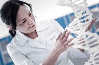 DNA modeli inceleyerek hevesli kadın araştırmacı