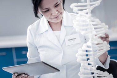 Genetik araştırma laboratuvarında neşeli olgun Bayan