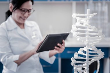 Genetik proje üzerinde çalışan neşeli araştırmacı