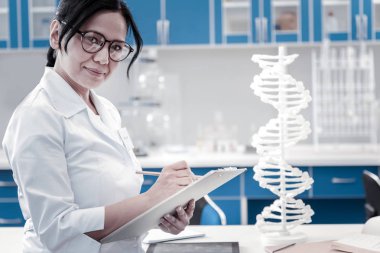 Laboratuvarda Not dost görünümlü kadın profesyonel almak