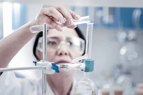 Pesquisadora feminina realizando experimento químico em laboratório — Fotografia de Stock