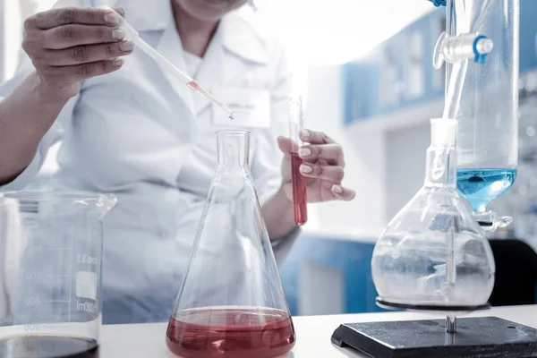 Close up van vrouwelijke scheikundige uitvoeren experiment in laboratorium — Stockfoto