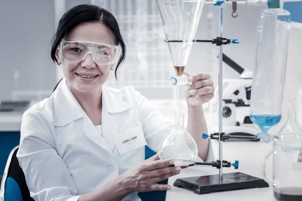 Θετικό μυαλό χημικός χαμογελώντας χαρωπά κατά τη διεξαγωγή του πειράματος — Φωτογραφία Αρχείου
