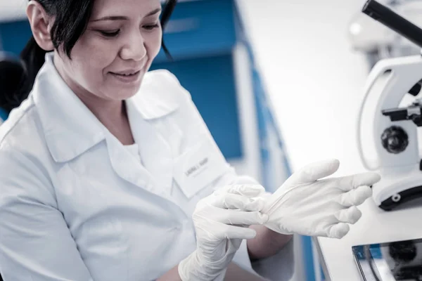 Positif berpikiran perempuan peneliti memakai sarung tangan umbi — Stok Foto