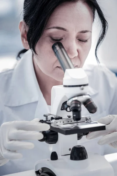 Close up de cientista feminino analisando a lâmina do microscópio — Fotografia de Stock