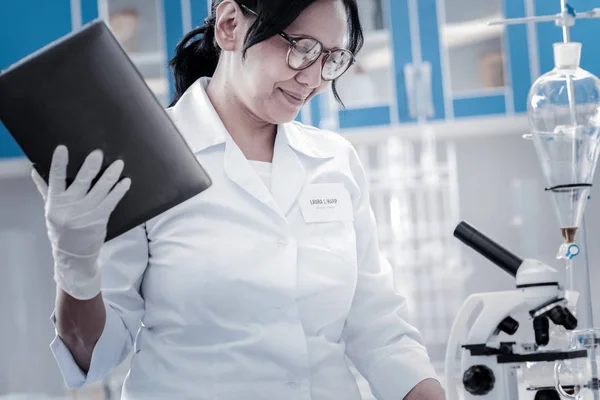 Positiva sinnade forskare använder pekplattan medan du arbetar i lab — Stockfoto