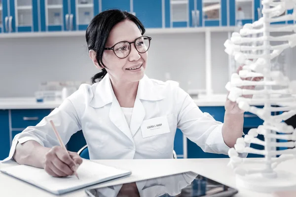 Cientista feminina entusiasmada realizando pesquisa genética — Fotografia de Stock