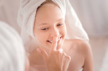 Neşeli mutlu kız gülümseyerek