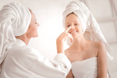 Annesi ile birlikte oturan memnun olumlu kız