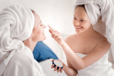 Neşeli mutlu kız annesi ile oynamaktan