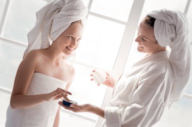 Biraz krema alarak güzel heyecanlı kız